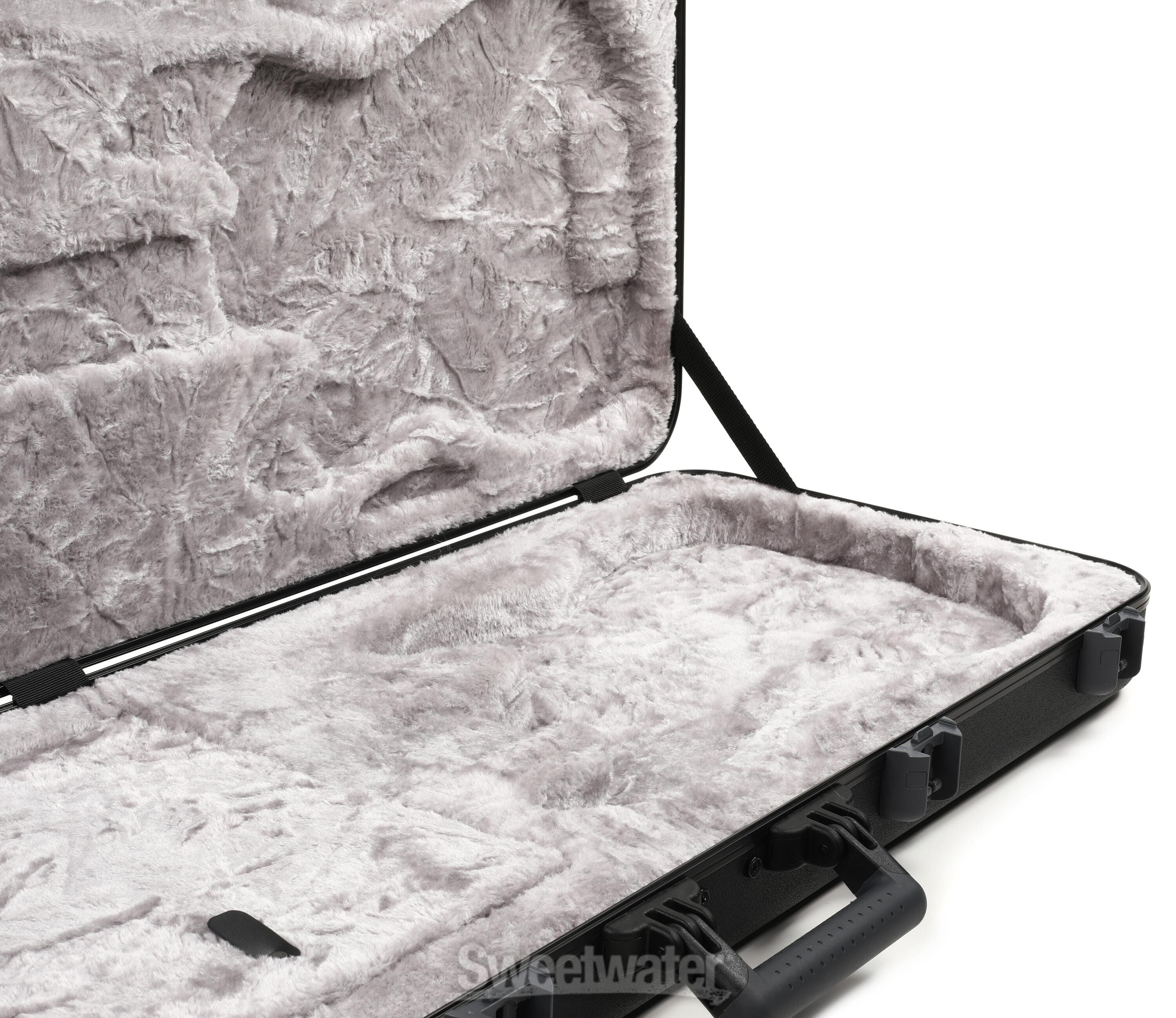 Fender Deluxe Molded Bass Case - Black | Sweetwater