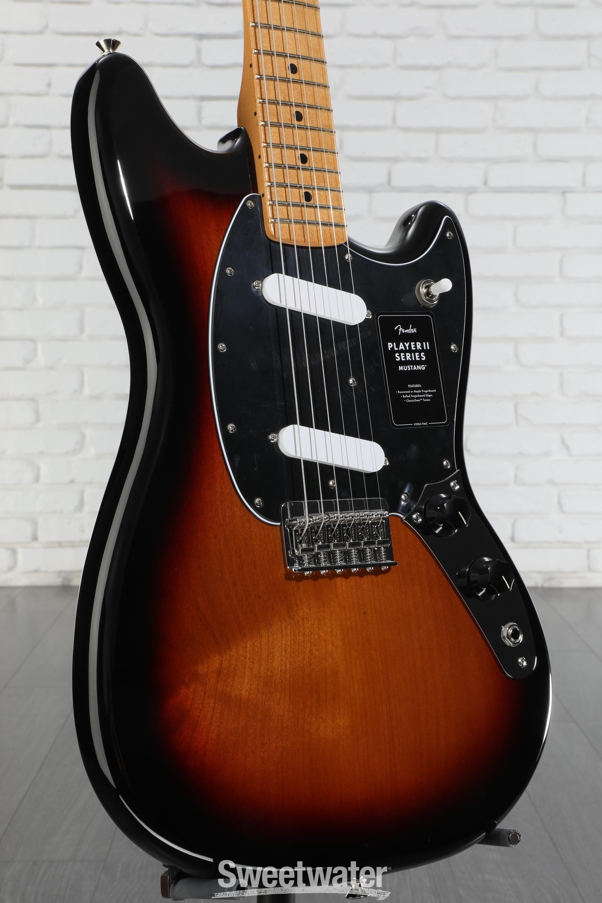 Fender Player II Mustang - 3-color Sunburst with Maple