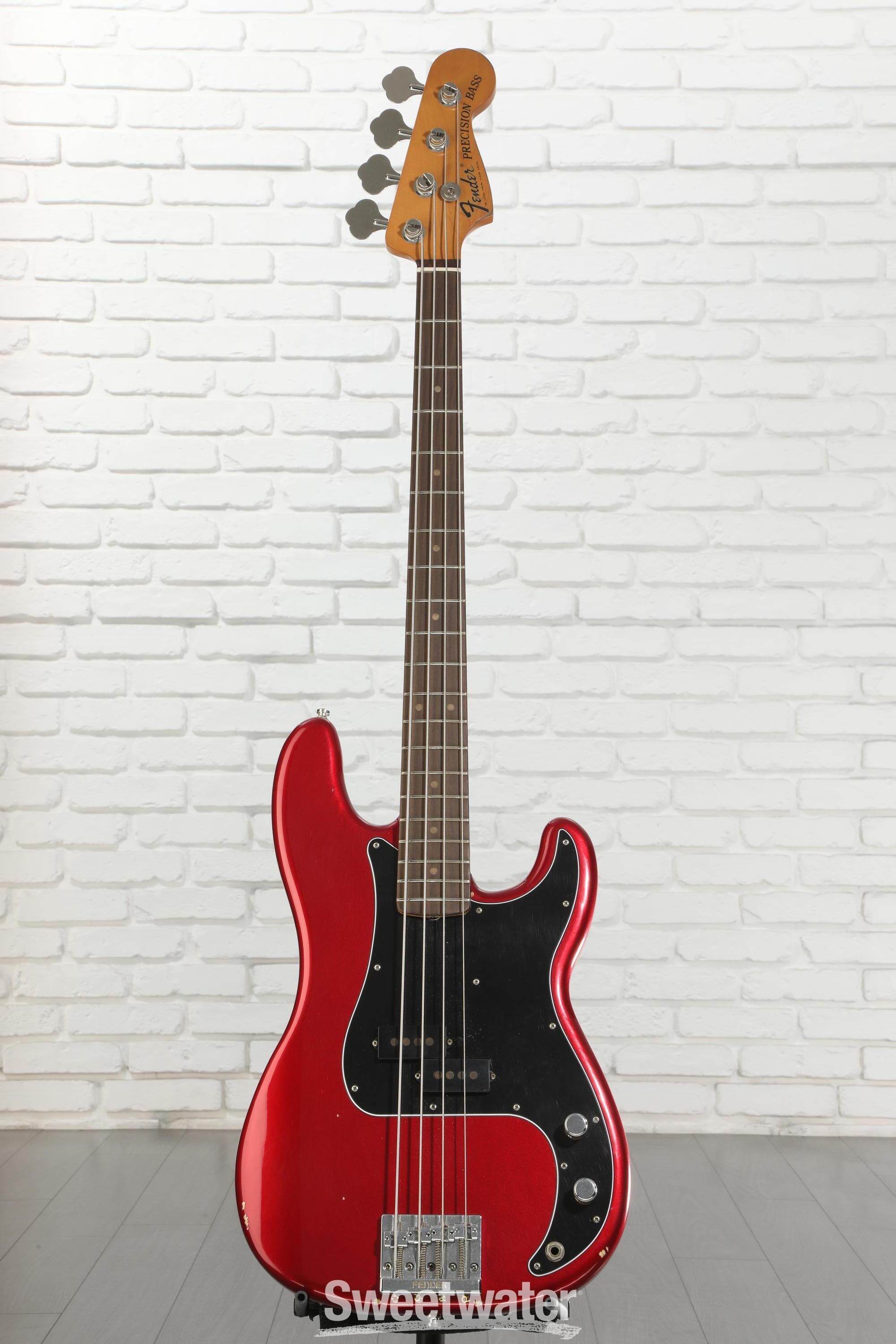 ベース Fender Road Worn NATE MENDEL P BASS Fender Nate Mendel Precision Bass - Road Worn Candy Apple Red
