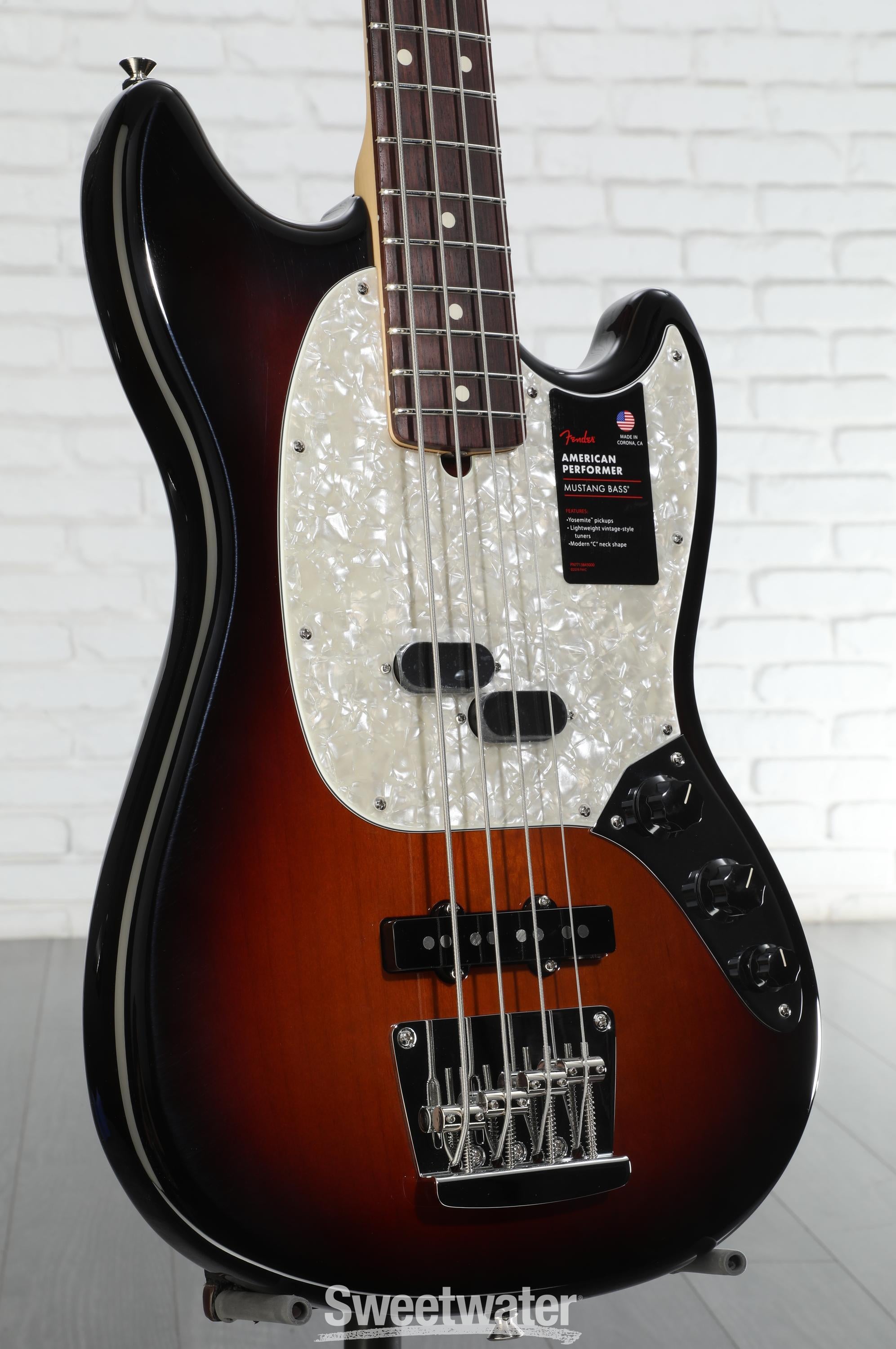 ベース Fender American Performer Mustang Bass Fender American Performer Mustang Bass - 3-Tone Sunburst