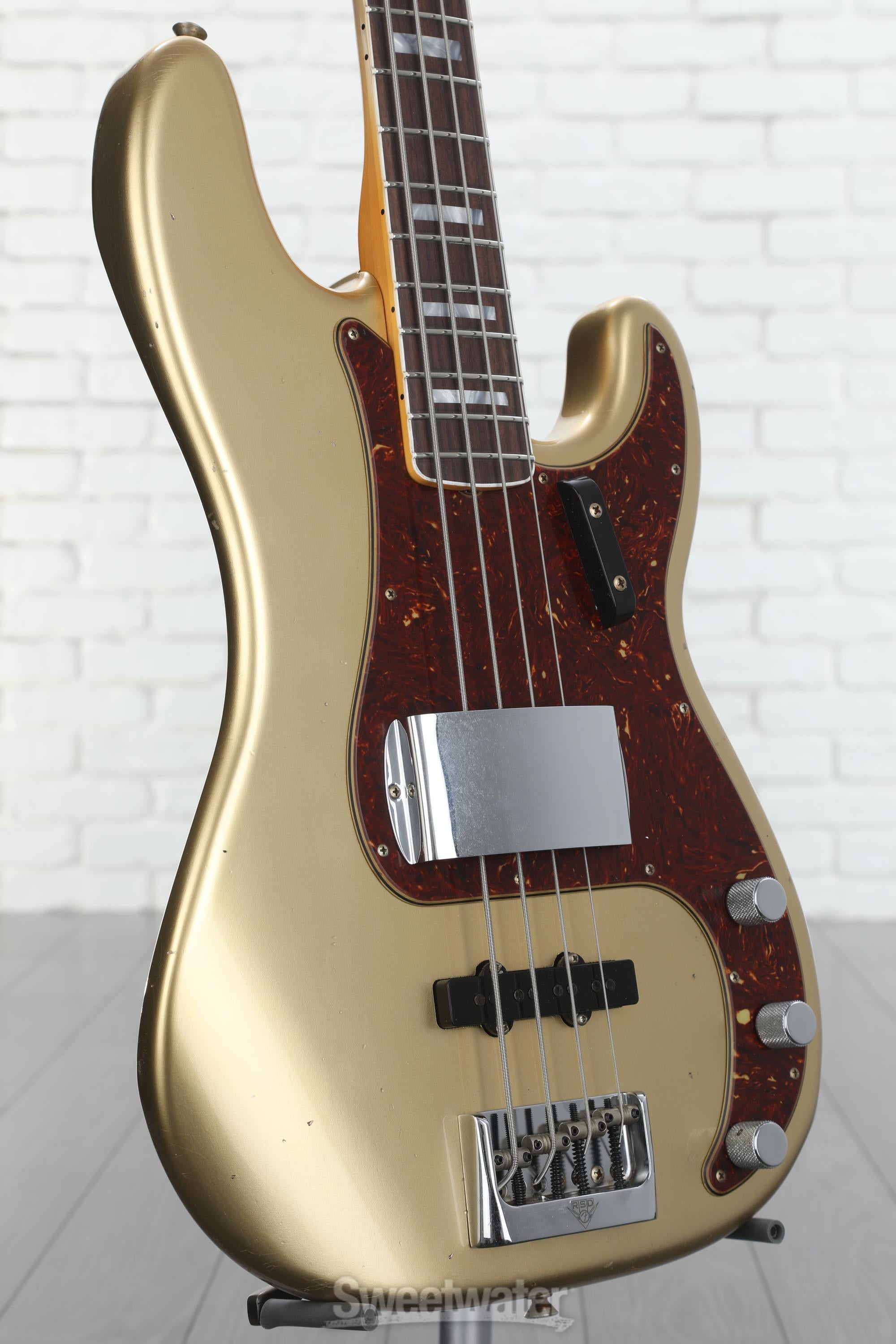 【きれいめファッション51選】上品さと清潔感をキープし Fender Custom Shop Limited-edition Precision Bass Journeyman ロッド